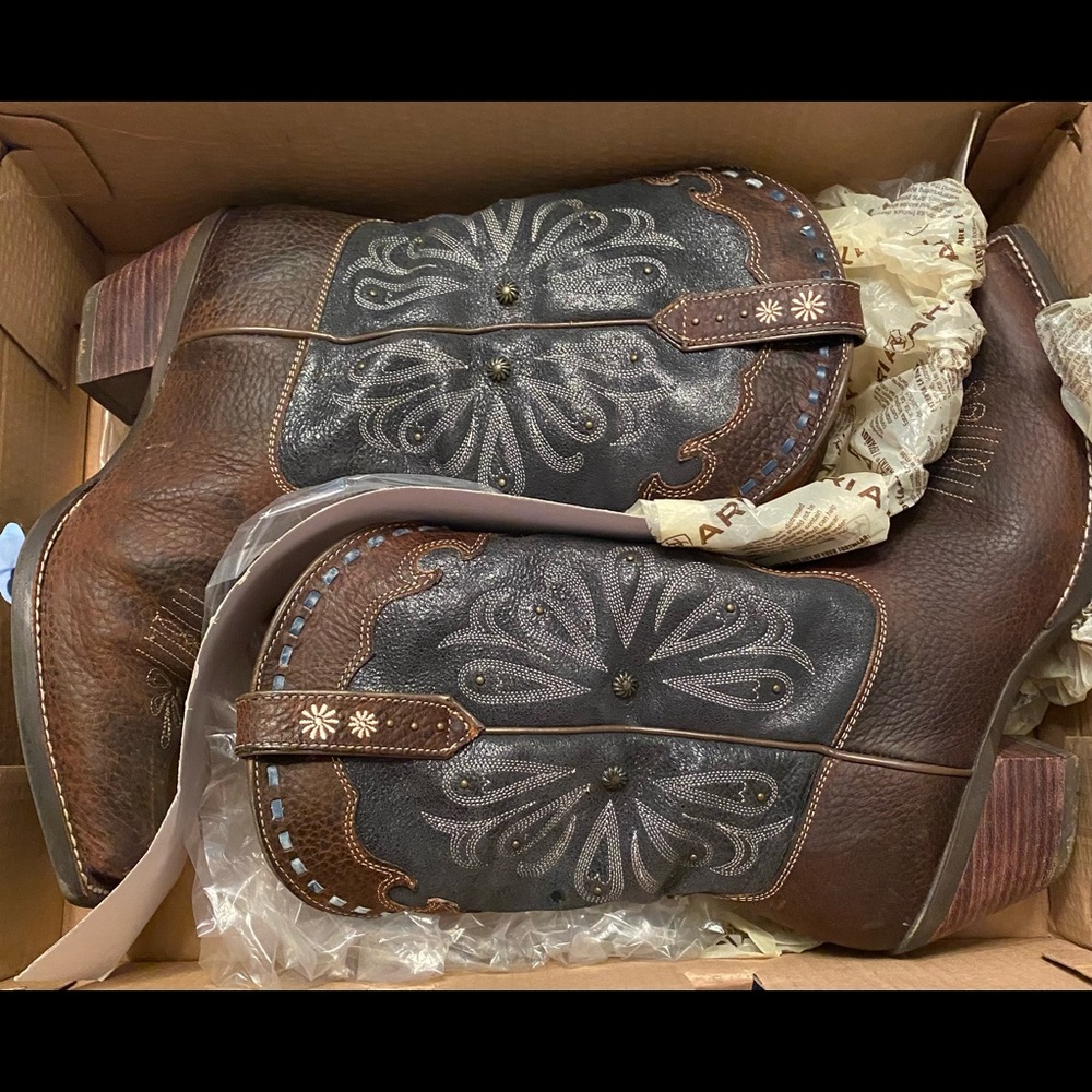 Womens size 8 Ariat boots